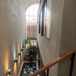 Cahaya lampu ataupun sinar matahari di area ini sungguh bisa membangkitkan mood setiap hari.
Pemilihan lighting kuning dan putih sengaja dibuat untuk permainan cahaya
#HomeLighting #InspirasiLampu #LampuRumah #rumahbuaran #TropicalHouse #HomeInspiration #IdeRumah #IndonesianHomes