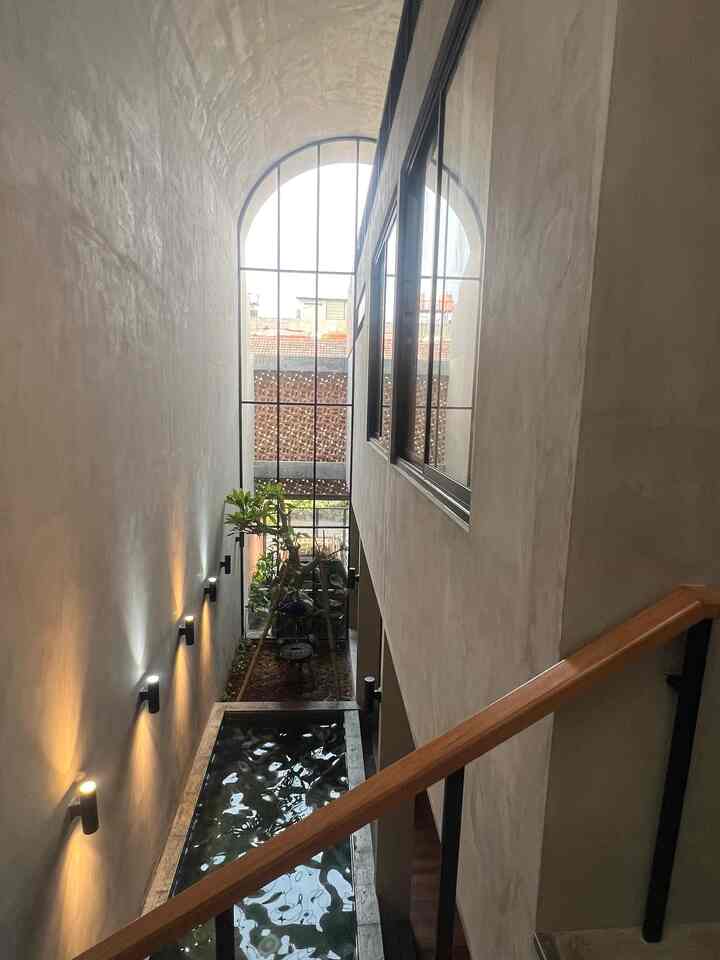 Cahaya lampu ataupun sinar matahari di area ini sungguh bisa membangkitkan mood setiap hari.
Pemilihan lighting kuning dan putih sengaja dibuat untuk permainan cahaya

#HomeLighting #InspirasiLampu #LampuRumah #rumahbuaran #TropicalHouse #HomeInspiration #IdeRumah #IndonesianHomes