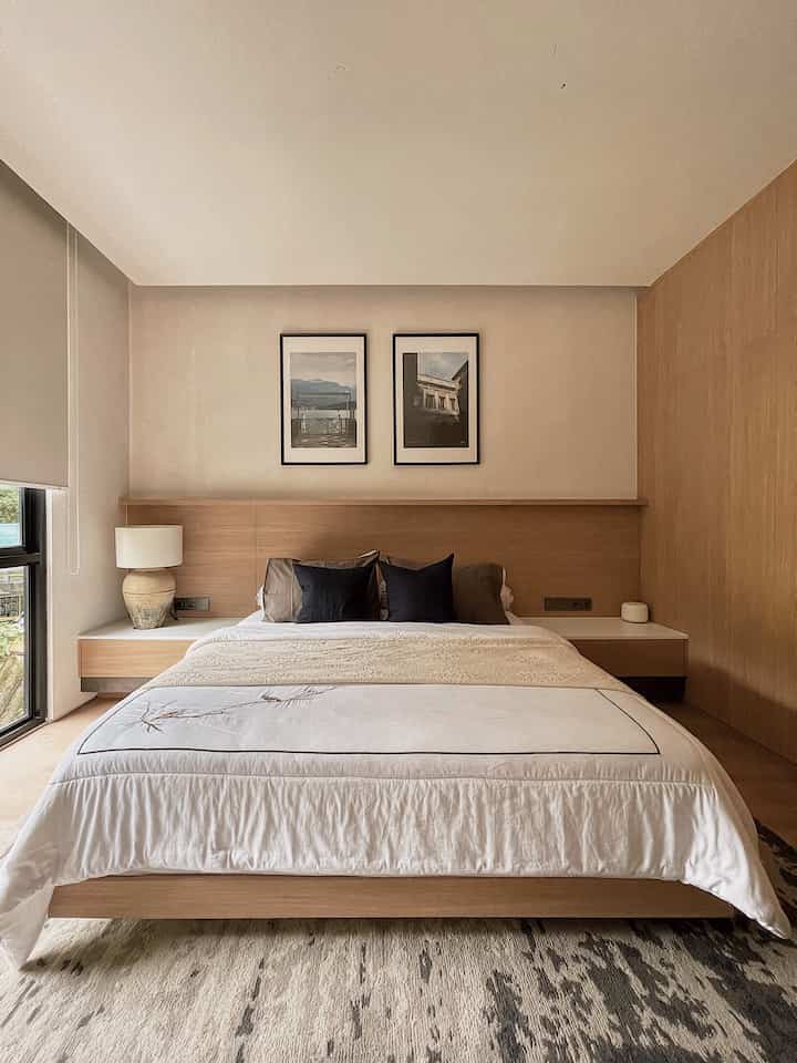 🌕 Bedroom 🌕

Kamar tidur ini di design dengan build-in interior nakas, bedframe, yang menyatu dengan wall panel. Dengan adanya build-in interior furniture ini membuat kami tidak perlu membeli furniture lepasan lagi. Warna kamar ini didominasi warna coklat muda untuk menciptakan suasana hangat dan relax setelah seharian melakukan aktivitas.

Untuk menambah kesan hangat dan nyaman kami menggunakan lantai SPC motif kayu dengan warna senada furniture, dan karpet U di sekeliling kasur. Untuk permainan dekor bisa menggunakan selimut, bantal yang aku ganti-ganti warna nya. Tapi untuk seprei aku lebih memilih warna putih agar memberi kesan bersih.
_
#bedroomstyling
#BedroomDecor
#MakeOverKamarTidur
#KamarTidurMinimalis
#dirumahpojok
#homestyling
#homedecor
#HomeDecorInspo 