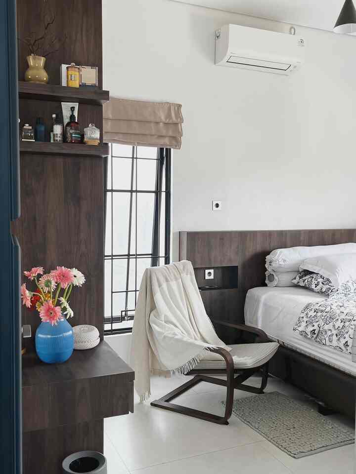 Our main Bedroom

Suasana kamar NRHome lebih menciptakan kenyamanan, kami memilih tone yang warnanya monoton.

Untuk furnitur di kamar ini kami membuatnya custom, menggunakan kayu & lapis HPL-Taco.
Sehingga kamar ini sesuai dengan kebutuhan kami.

Untuk customnya kami ke vendor furnitur yang memang memiliki harga cukup affordable. Hasilnya pun memuaskan.
Dan untuk dekorasi kebanyakan kami dapat dari IKEA. 

#BedroomStyling
#BedroomDecor
#MakeOverKamarTidur
#kamarminimalis
#kamartiduraesthetic
#Rumahpengantinbaru
