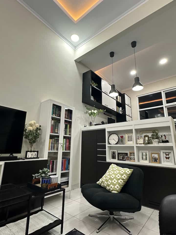• Lighting di Malam Hari •

Hello, O!House friends, kali ini aku mau share lighting di living room + working room pada malam hari dari POV yang sama.
1. Lampu dinyalakan semua;
2. Task lighting dimatikan;
3. Task lighting + Chandelier dimatikan;
4. Hanya ambience lighting yang dinyalakan.
Gimana? Bisa dilihat perbedaan suasananya kan?

Living room ini digunakan untuk banyak hal, anak-anak menonton TV, bersepeda, membaca, mewarnai, dll. Aku dan suami juga kadang me-time menonton film di malam hari saat anak-anak sudah tidur. Jadi, banyaknya jenis lampu ini sangat membantu untuk kebutuhan aktivitas yang berbeda-beda.

#HomeLighting
#InspirasiLampu
#LampuRumah
#Pencahayaan
#interior