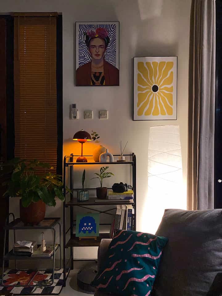 Biasanya memang ruang keluarga Daśa Cavana saat malam hari menggunakan lampu-lampu tambahan seperti ini. Warna yang aku pakai masih warna yang cenderung warm. 

Aku menggunakan lampu kertas di sudut ruangan untuk memberikan efek pendar saja, karena penggunaannya bukan untuk membaca buku. Sedangkan lampu-lampu kecil sebagai bagian dari dekorasi dan juga memberikan warna tertentu di titik furnitur. Lampu utama di plafond cukup dipakai saat makan dan kerja saja. 

Penggunaan lampu tambahan di dalam ruangan ini memang bagus untuk memberikan tambahan kesan hangat, dan juga menonjolkan beberapa furnitur yaa! 

#HomeLighting #InspirasiLampu #LampuRumah #dasacavana #ruangkeluarga #livingroom #industrial #36m2 #tipe36 #minimalist 