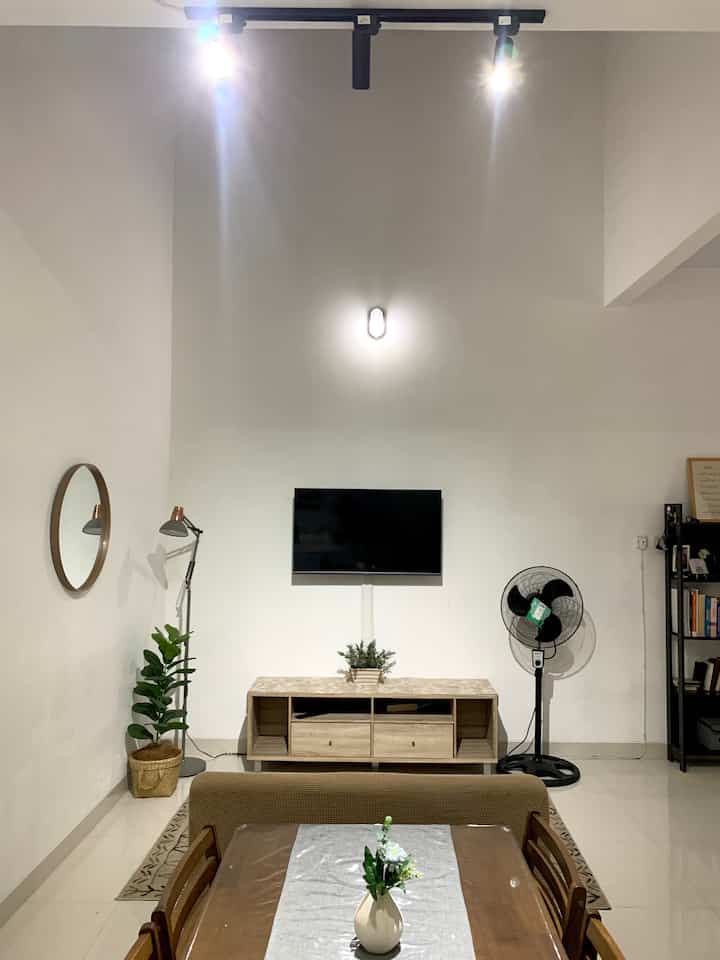 Lighting di 3 ruangan ✨

Kitchen, dining dan living room berada di satu area. Aku dan suami menyukai cahaya yang terang saat malam hari sehingga kami menggunakan lampu cool white, terdiri dari lampu ceiling di atas dapur, track light di atas meja makan dan lampu ball ice dinding di atas televisi. Track light memiliki 3 lampu yang menyorot ke meja dapur dan meja makan. 

Saat sudah tidak ada aktivitas di kitchen dan dining area, aku hanya menyalakan lampu led strip yang terpasang di bagian bawah kabinet dapur. Warnanya yang warm membuat ruangan serasa hangat dan estetik.

#HomeLighting #InspirasiLampu #LampuRumah #livingroom #diningarea #dapurminimalis #kitchensetlowbudget