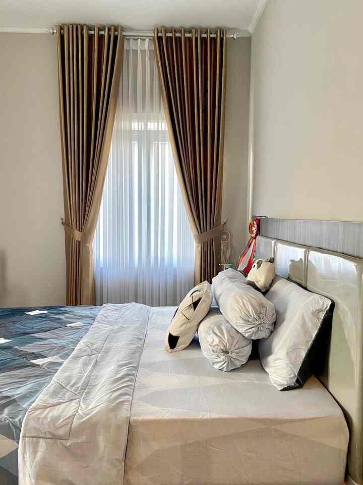 Kamar tidur anak perempuan minimalis, dengan dua jendela besar disisi kanan dan depan ranjang, menjadikan kamar ini paling terang diantara semua kamar di rumah ini. 

Dinding masih polosan, hanya side table yang dipenuhi perintilan favorit.

#BedroomStyling
#BedroomDecor
#MakeOverKamarTidur
#KamarTidur
#InspirasiKamarTidur