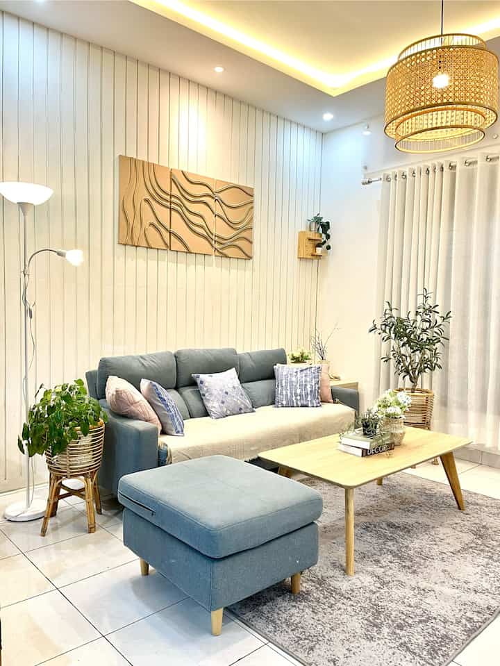 Living Room Lighting ✨

Di ruang tamu ini ada beberapa jenis lighting diantara standing lamp, lampu gantung, indirect lamp, lampu downlight , dan lampu sorot.

Pemilihan lampu di ruang tamu memiliki fungsi masing. Warna yang dipilih cool & warm. Masing-masing warna digunakan sesuai kebutuhan kami. Tips dari aku gunakan lampu sorot di ruang tamu untuk menonjolkan item dekoratif di ruanganmu. 

#HomeLighting
#InspirasiLampu
#LampuRumah
#standinglamp
#lampugantung
#Livingroomlighting