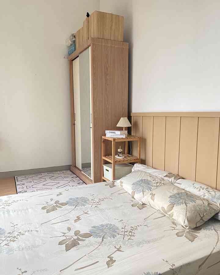 Ini adalah kamar tidurku yang sederhana, konsepnya memang tidak ingin ada banyak barang dan furniture, space didepan lemari ku berikan karpet tambahan karna itu biasa menjadi tempat kami beribadah (shalat berjamaah). Pemilihan sprei dengan warna natural agar senada dengan dekorasi dan warna furniture dikamar ini. Masih mengguanaknbwarna white wood agar kamar terasa lebih clean dan warm.

#inspirasikamartidur #kamartidurminimalis #kamartidurjapandi #kamartidurmungil #bedroominspiration
#BedroomStyling
 #BedroomDecor
#MakeOverKamarTidur