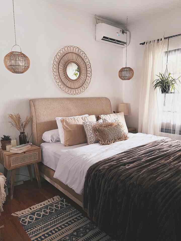 Halo Tetangga Kimkim 👋🏻

Ini adalah master bedroom di rumah Kimkim. Kamar ini bernuansa ala-ala vila di Bali, biar tiap hari berasa staycation 🤭. Saya memilih furniture dari bahan kayu & rotan sebagai dekorasi di kamar ini agar tercipta suasana hangat. Tidak lupa ditambah dekorasi lampu & lilin LED dengan warna warm light  serta wewangian dari reed diffuser supaya suasana semakin cozy.

Hampir semua furniture kayu, rotan & perintilan yg ada di foto ini saya beli di Shopee, ada banyak akun yang menjual furnitur serupa & pastinya murah tp berkualitas loh 😊. Kalau tempat tidurnya beli di pameran sale Senayan City. Lemari & meja rias ini bawaan waktu saya masih tinggal sama orang tua 🤭

Terima kasih udah main ke rumah Kimkim ya 🥰

#BedroomStyling
#BedroomDecor
#MakeOverKamarTidur
#VillaBali
#KamarBali