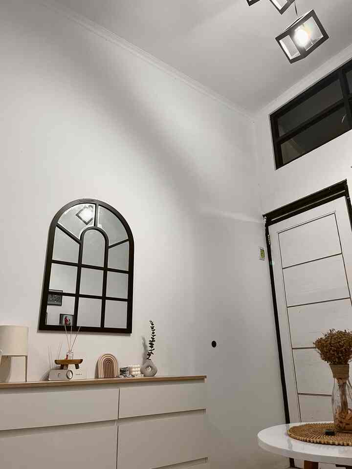 Berawal iseng cari lamput tidur di ikea, eh ketemu Tvars Lamp Ruang Tamu minimalis deh..
akhirnya aku bawa pulang lalu simpan di ruang tengah✨

kalo lampu ini nyala tu berasa banget hangatnya ruangan ini, karena ini ruangan yg slalu di singgahi jdi makin betah aja nih🥰

Kalo aku suka warm light gituu, jadi kesan romantic 🫶🏻 
kalo kamu suka warm atau Light ?

#HomeLighting #InspirasiLampu #LampuRumah #dekorasiruangtamu #dekorasilampu #dekorasirumah #lampu #lampugantung #lampuredup #lampuruangtamu 