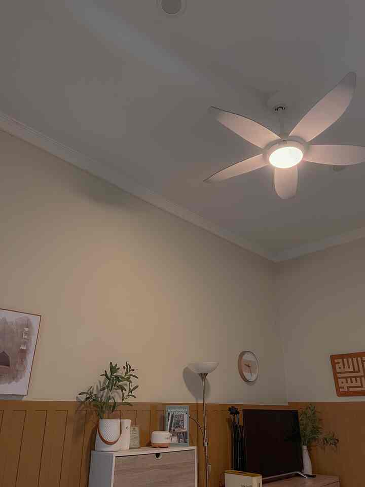 Lighting di rumahku lebih ke warm sama warm white, karena dua lighting ini bisa membuat susana lebih hangat dan nyaman sangat cocok juga untuk ruang keluarga di rumah ini.

 #HomeLighting
 #InspirasiLampu
#LampuRumah
#Ideruangkeluarga
#homedesign
#homestyle