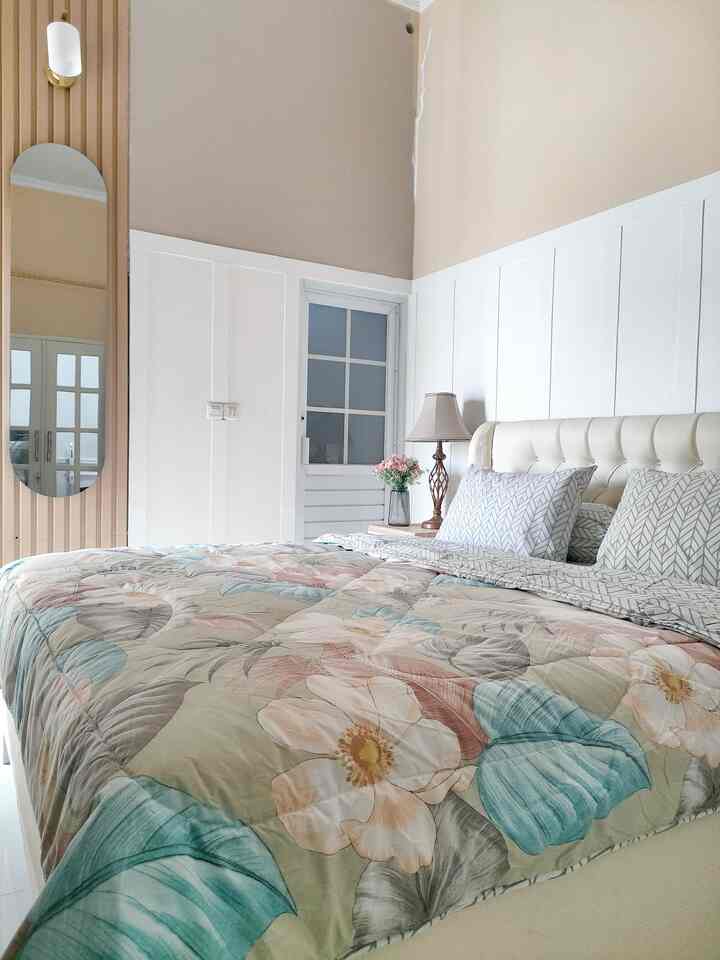 •Bedroom Styling•

Tempat tidur adalah tempat dimana Kami memulai dan mengakhiri hari, suasana hangat & nyaman dan tentu saja stylish adalah impianku sejak dulu.
Layout & penataan Kamar Tidur adalah murni ide Nyonya Rumah sihhh 🤭

Bed & Nakas disamping Kiri tempat tidur adalah furniture bawaan dari rumah sebelumnya, Nakas yang dibuat Almarhum Papa untukku yang sebelumnya berwarna Coklat Kayu Aku re-paint lagi dengan Duco Putih, agar menyatu dengan warna cat dinding & bed.

Tempat tisu, Side Table, Lampu, Bunga Artifisial Aku beli setelah Rumah ini selesai dibangun.

#BedroomStyling #BedroomDecor #MakeoverKamarTidur #ModernAmericanHouseBedroom #BedroomInspo





