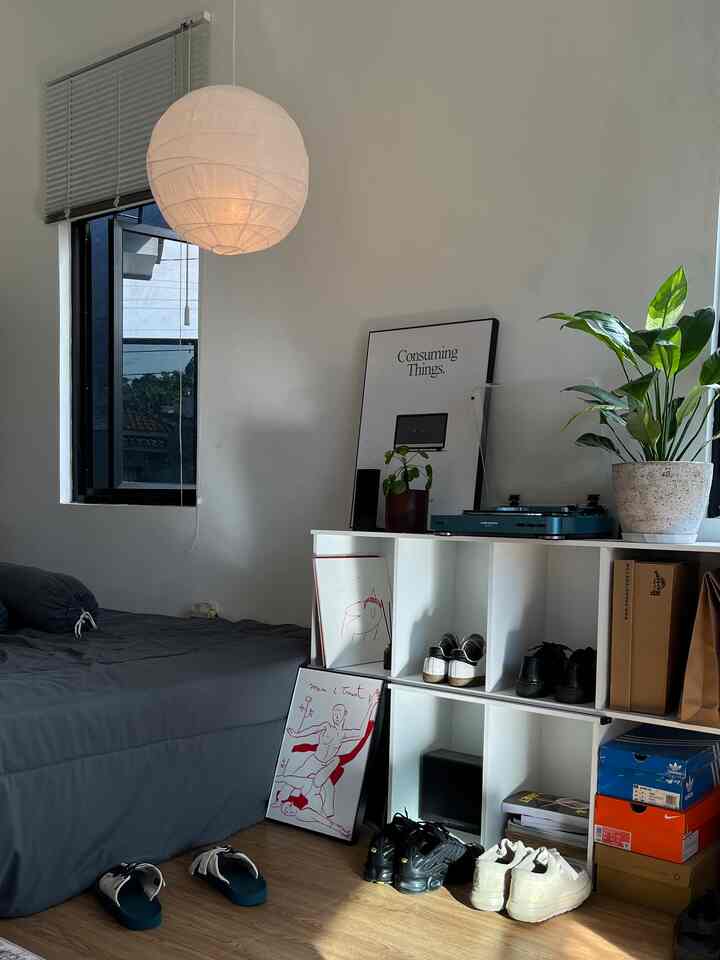 Suasana kamar tidur dengan pilihan dekorasi yg sesuai dengan kepribadianku ini membuat setiap istirahat di kamar ini menjadi lebih nyaman🧘🏻‍♂️

#BedroomStyling #BedroomDecor #MakeOverKamarTidur #decorideas #furniturideas