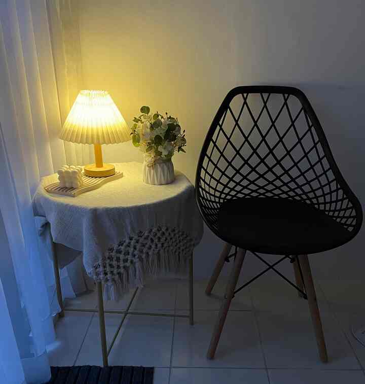 Lighting salah satu spot di lantai 2 ini memberikan efek dramatis, dengan pemilihan warna lampu warm white yang bertujuan menerangi sekaligus menonjolkan beberapa dekorasi item yang ada diatas meja.  


#homelighting
#inspirasilampu
#lampurumah
#dekorasiontable 
#dekorasirumah 
#dekorasimeja
#dekorasisudutruangan