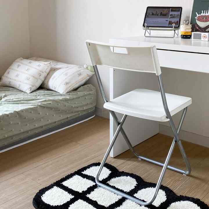 💕Beberapa ruangan dirumahku memakai lantai kayu, termasuk kamar ini.. lantai kayu (vinyl) membuat ruangan jadi lebih hangat dan nyaman.

Untuk furniture aku memilih warna putih agar terlihat bersih dan rapih.

Dekorasi simple ada diatas meja seperti speaker bluetooth, tempat bolpoin dan kalender.. meskipun lucu dan unik bentuknya, tapi tetap memiliki fungsi 😊

#BedroomStyling
#BedroomDecor
#MakeOverKamarTidur
#kamartidur #kamaranak #kamarminimalis #kamarlowbudget #rumahminimalis 