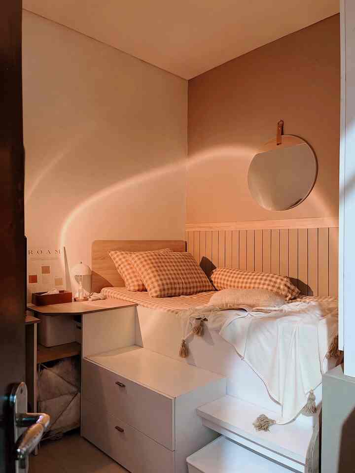 ➖ Bedroom Style

Ini 2nd room dan satu-satunya ruangan yang nggak dikasih unsur black / bold dirumah. 
Yes! Karena ini kamar anak-anak, jadi di biarkan temanya lebih cerah, dan kita pilih white and wood agar lebih kalem dan netral.

Kami gunakan divan yang tinggi dengan banyak storage di bawahnya agar bisa kami gunakan untuk menyimpan barang-barang.

Dekorasi juga disesuaikan dengan tema kamar, simple dan minimalis. 
Semoga menginspirasi 🤎🤎

#BedroomStyling #BedroomDecor #Makeoverkamartidur #kidsbedroom #kamaranak #inspirasikamaranak #dekorasikamar #dekorasikamaranak #kamarmungil #japandi #whiteandwoodbedroom #japandibedroom #kamarminimalis