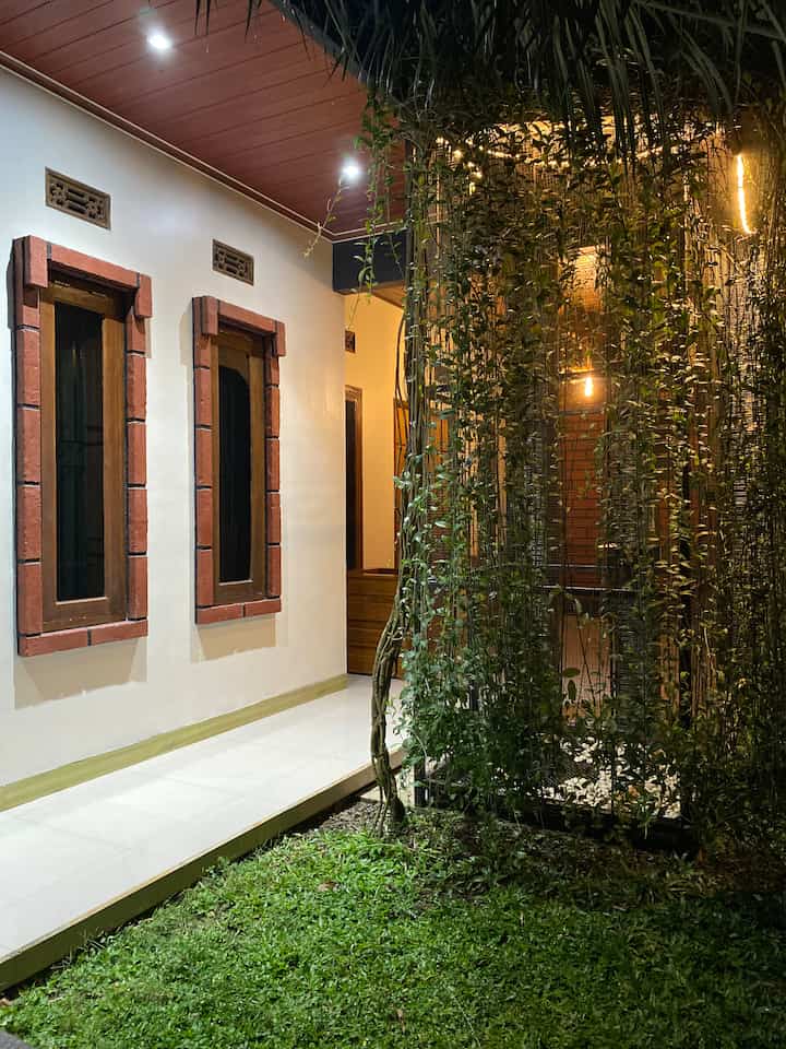 Warna lampu yang dominan warm menjadi opsi lampu yang dominan di rumah kami memberikan kesan hangat dan cozy, bagian plafon adalah tempat yang paling banyak kami aplikasikan lampu-lampu seperti downlight led dan ada lampu filamen juga.. 

#HomeLighting
#InspirasiLampu
#LampuRumah
#TerasRumah
#Lampusorottaman