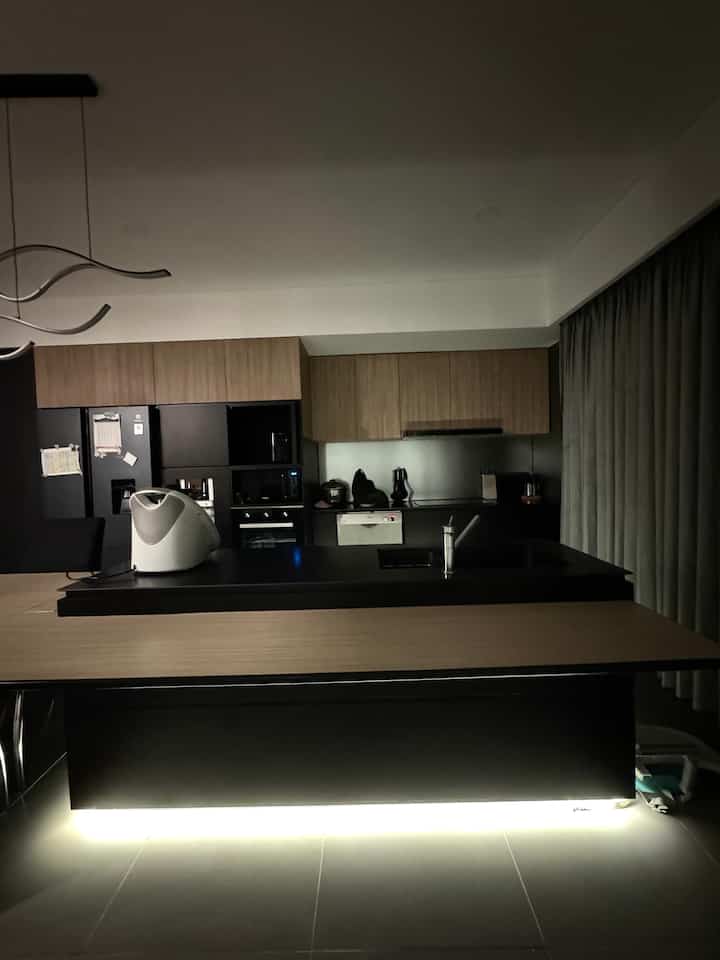 Haloo! Jangan bosen ya kalau aku posting tentang dapur terus😆

Ini adalah lighting di dining room. Kami menggunakan lampu led di kitchen island. Untuk model islandnya dibuat tidak tersentuh lantai jadi seakan - akan melayang

Lampu gantung yang kami pakai dibuat semininalis mungkin. Cukup terang juga karena di plafon kami tambahkan lampu sebanyak 4 buah disetiap titik sudut

#HomeLighting
#InspirasiLampu
#LampuRumah
#blackkitchen