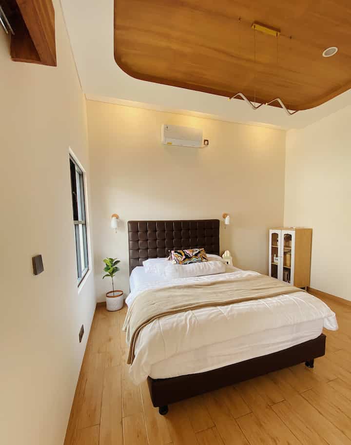 Master bedroom Griya Nagari menjadi tempat kita kumpul2 bobok dengan anak2. Kamar dengan luas 7m ini memang sengaja dibuat lega agar kami semua bisa tidur bareng diatas ataupun dibawah.

Kamar ini jg memiliki balkon kecil dan bisa melihat akses pintu utama dari atas

#BedroomStyling
#BedroomDecor
#MakeOverKamarTidur
#japandi
#griyanagari
#bedroomtour