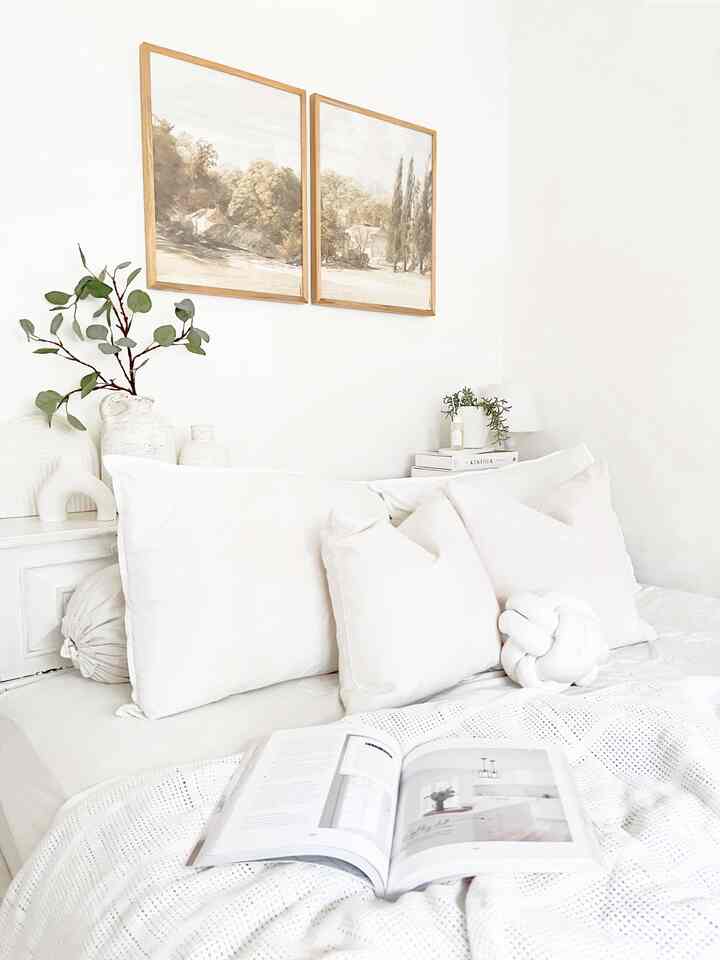 Hampir semua elemen di kamar utama ini berwarna putih. Mulai dari sprei, bantal, dan home decorative items juga berwarna putih. Saya menggunakan Wall Art bertema vintage untuk menjadi focal point dan tanaman artificial sebagai aksen untuk warna hijau. Penggunaan semua elemen diatas untuk menciptakan kamar tidur yang terang, minimalis dan nyaman 🤍

#BedroomStyling
#BedroomDecor
#MakeOverKamarTidur
#RumahLama
#Bandung
#Scandinavian
#HomeDecorativeItems
#DecorLowBudget