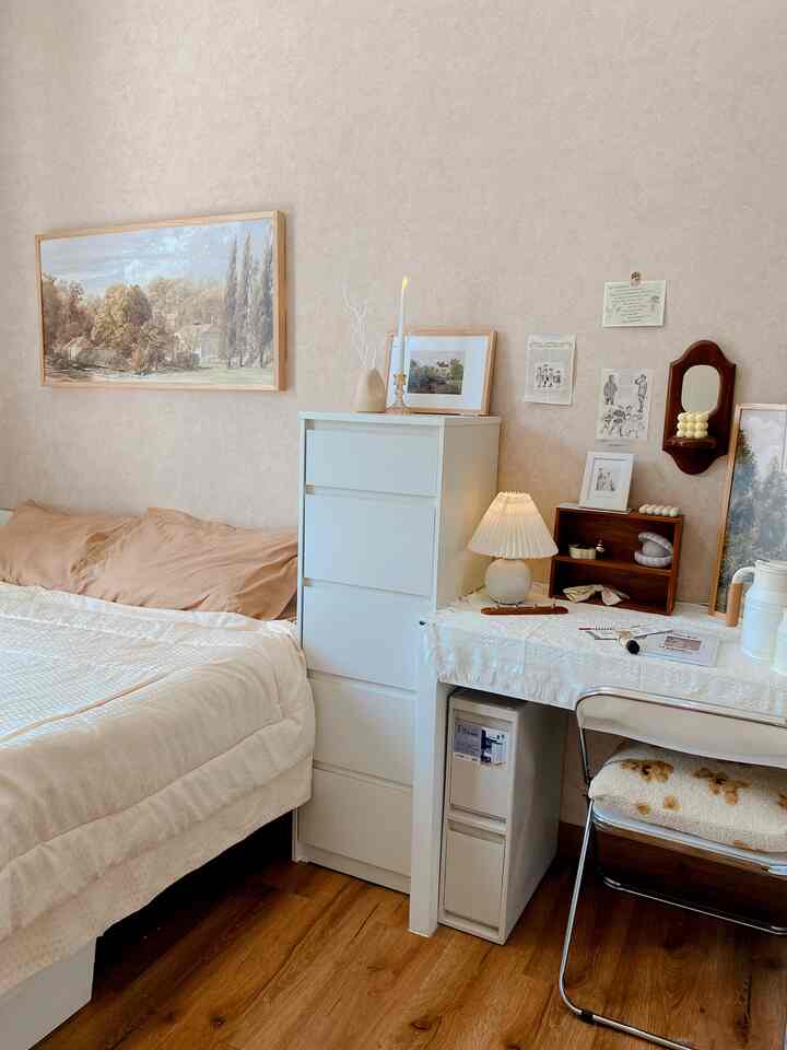 Bedroom in SAY Little Home di stayling minimalis dan lebih warm agar ruangan menjadi lebih nyaman dan santai , dengan dekorasi vintage classic wood membuat kesan cantik di bagian ruangan + frame" alam agar lebih sejuk #Bedroomstyling #BedroomDecor #Makeoverkamartidur #bedroom #bedroomminimalis #homedecor #aesthetic 