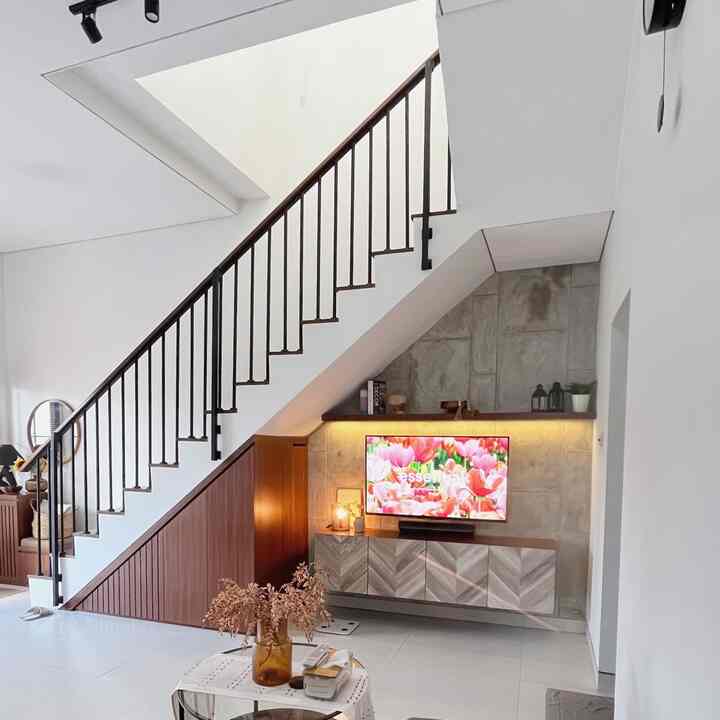 Tipe lampu di NRHome ini warm light jadi tidak begitu kuning & tidak putih jadi nyaman dimata.

Ambiance di living room ini nyaman karena warna lampu & watt nya juga tidak terlalu terang. 
Di area living room ini kami menggunakan lampu sorot, LED strip & table lamp. 

Tips agar ruangan lebih nyaman menggunakan lampu sesuai dengan kebutuhan.

#HomeLighting
#InspirasiLampu
#LampuRumah
#IdeLighting
#homestagram 