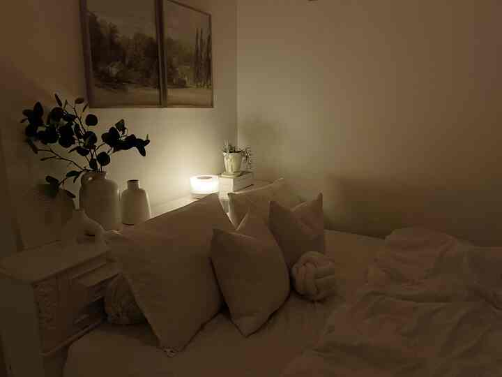 Kamar utama dikala malam saat lampu kamar dimatikan. Saya ingin menciptakan ambience yang hangat dan nyaman saat istirahat, maka dari itu saya menggunakan lampu kamar yang bisa diadjust warna dan intensitas cahayanya sehingga bisa diatur sesuai mood yang diinginkan. Selain itu, saya juga memanfaatkan lampu dari Humidifier sehingga suasanya terasa makin hangat 🤍

#HomeLighting
#InspirasiLampu
#LampuRumah
#RumahLama
#lampumeja 
#Bandung
#Scandinavian