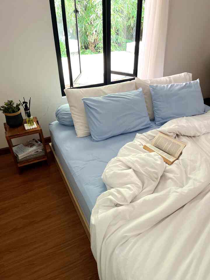 Suasana yang ingin aku ciptakan di kamar tidur adalah suasana yang clean, nyaman, dan hangat🤍. 

Di kamar aku tidak terlalu banyak menggunakan dekorasi. Hanya nakas hasil diy, artificial plant, dummy book, dan reed diffuser.

Biasanya aku lebih memilih warna sprei putih. Tapi kali ini kami coba warna baby blue. Ternyata bagus juga 😍. Kamar jadi terasa lebih fresh. Menurutku kualitas sprei dan selimut berperan penting dalam membuat kamar menjadi nyaman. 

Agar semakin nyaman, biasanya aku tambahkan wewangian, yaitu reed diffuser dan linen spray. Reed diffuser yang saat ini aku pakai dari Home of Humans dengan wangi "a much better living room". Meski namanya begitu tapi menurutku ini enak banget buat di kamar tidur hehe. Wanginya mewah dan berasa di spa. 

Untuk,linen spray biasanya aku semprot ke bantal sebelum tidur. Linen spray dari racoon ini favoriteku karena ada wangi peppermintnya. Benar-benar bikin tidur lebih nyenyak.

#BedroomStyling
#BedroomDecor
#MakeOverKamarTidur
#MinimalistBedroom
#TinyHouse