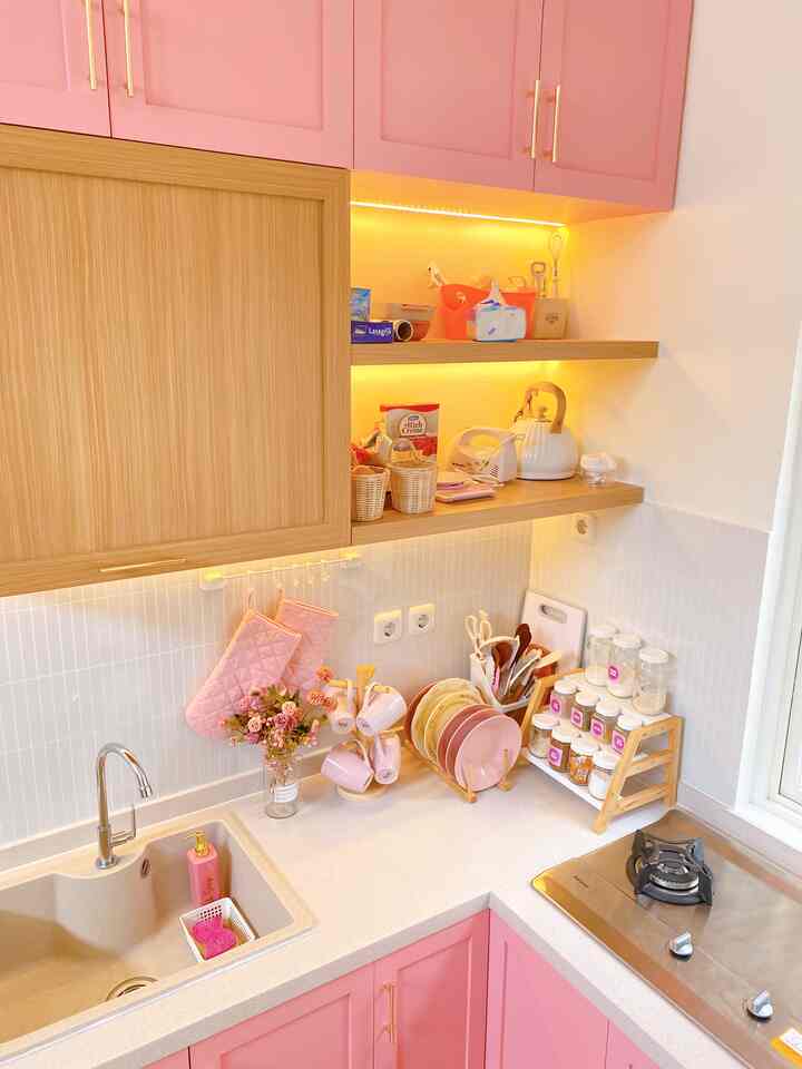 Lampu LED Stripe di kitchen set Rumah Pinky Mama tuh ngebantu banget bikin ambiencenya terlihat hangat. Apalagi kalau lagi masak saat malam hari, lampu ini tuh membantu banget.
Jadi, gak cuma bikin dekorasi jadi terlihat hangat dan cantik, tetapi tetap fungsional 💕

#homelighting
#inspirasilampu
#lampurumah
#ledstriplight
#lampuled
#lampukitchenset