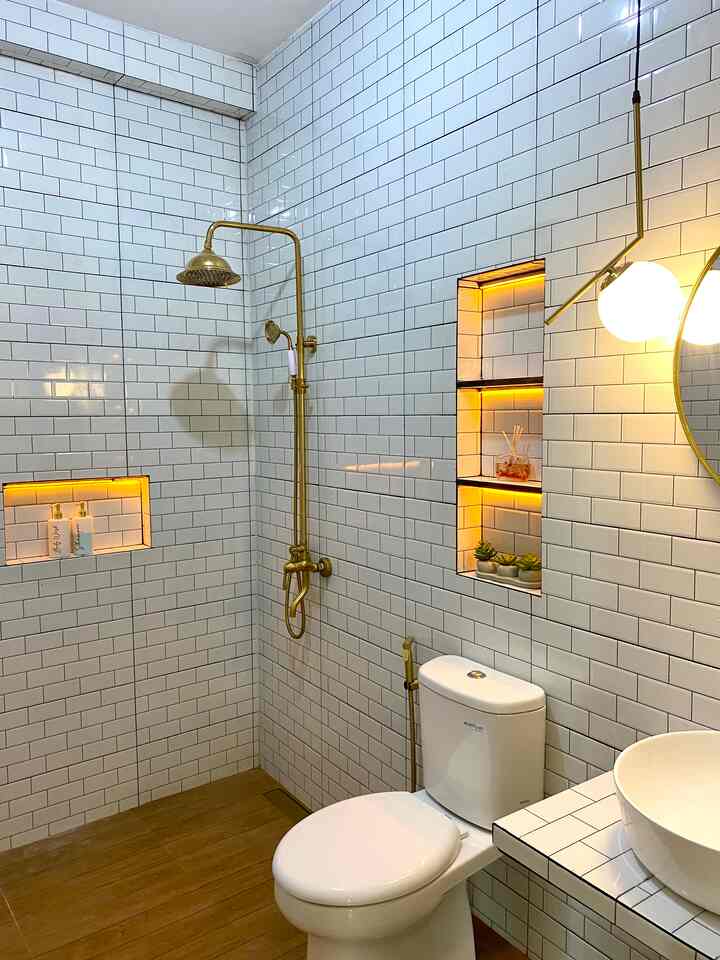 The power of lighting
Menurutku lighting di kamar mandi penting banget, apalagi pakai lampu warna warm gini
Bikin suasana makin nyaman walaupun di kamar mandi 😁

Ada 3 jenis lampu di kamar mandi ini
1. Lampu LED strip di area shower niche
2. Lampu gantung di area wastafel
3. Lampu plafon utama

#HomeLighting #inspirasilampu #lampurumah #bathroomidea #kamarmandiminimalis #kamarmandi #inspirasikamarmandi