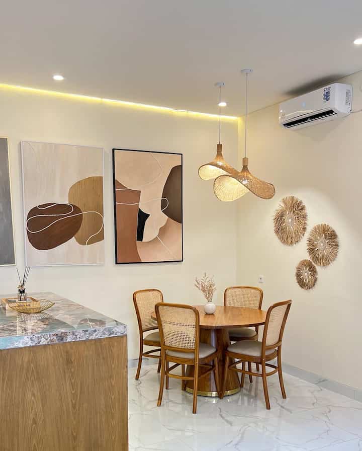 Lighting merupakan salah satu unsur utama di dalam rumah. Pemilihan yang tepat menentukan bagaimana vibes di dalam rumah. Untuk ruang makan ini kami berikan sentuhan lighting warm yaitu Natural dan kuning. Supaya lebih homey dan menenangkan. 

#HomeLighting #InspirasiLampu #LampuRumah #InspirasiRumah #InspirasiLayout #FasadRumah #DekorDapur #DapurMinimalis