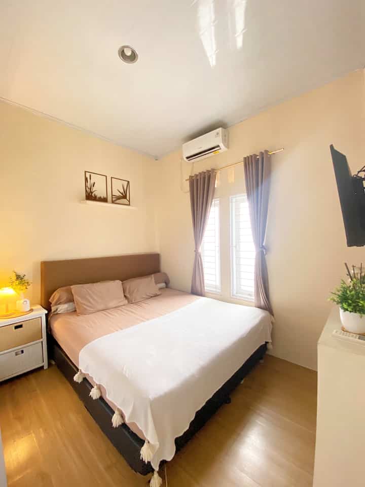 Bedroom styling ✨

Kamar tidur ini hanya berukuran 3x3. Meskipun berukuran kecil, kami tetap ingin menciptakan suasana yg hangat dan nyaman.
Sebelumnya dinding ruang ini berwarna putih, tetapi baru-baru ini kami mengganti warna dinding ini kembali ke warna krem yg kami harap dapat memberikan suasana yg lebih hangat 🧡
Tidak banyak furniture yang kami gunakan di ruangan ini. Hanya tempat tidur, lemari pakaian, nakas kecil dan juga cermin dinding besar. Selain itu, untuk menambahkan kenyamanan di ruangan ini, kami meletakkan televisi di salah satu dinding di ruang ini. 

#Bedroomstyling #BedroomDecor #Makeoverkamartidur #kamartidur #kamartidurminimalis #kamartidurmungil #rumahmungil #rumahsederhana #rumahdarabayu #rumahdibekasi 
