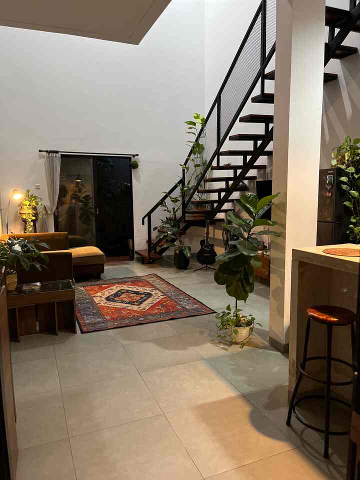 Warna kuning dari lampu membuat suasana menjadi lebih hangat. Oleh karena itu aku menambahkan lampu standing dari Ace untuk memberikan kesan hangat yang syahdu.

Untuk lampunya sengaja memilih Lampu 3  pilihan warna cahaya, yang bisa berganti setiap kliknya yaitu Cahaya Putih, Cahaya Kuning dan Cahaya Putih Kekuningan.

Dan Cahaya Kuningnya langsung merubah ambiance dan estetika ruangan. 

Semoga berkenan yaaa.

#HomeLighting #InspirasiLampu #LampuRumah #rumahminimalis #urbanjungle #tanamanindoor.