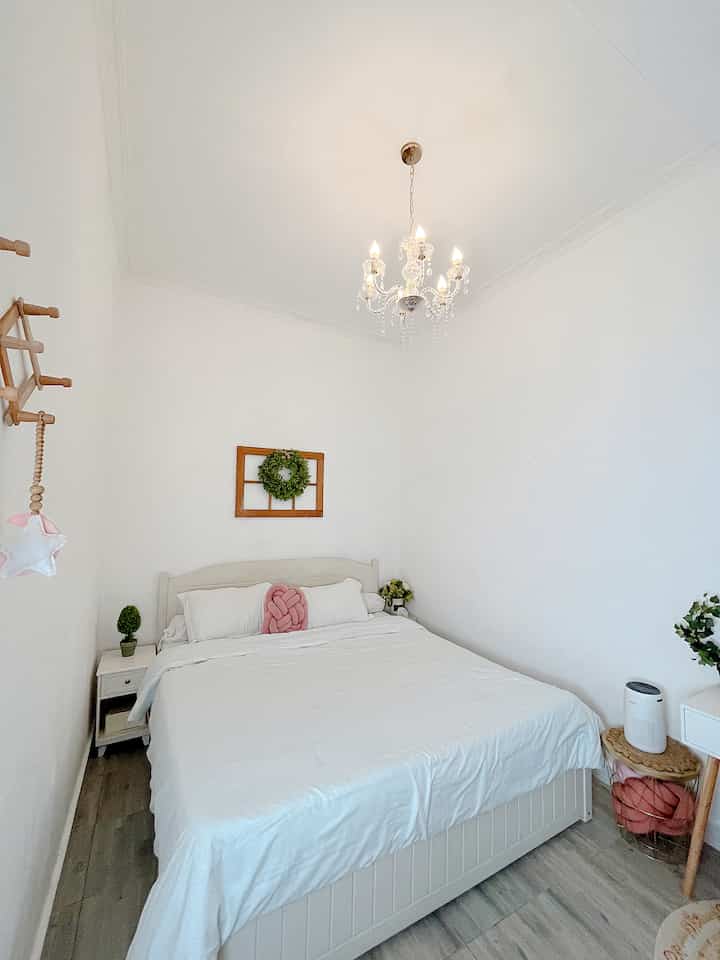 Hai jumpa lagi sama kamar tidur ini. Sprei putih masih jadi andalan agar kamar terlihat luas. Buat ku kamar yang nyaman adalah kamar yang tenang, tidak terlalu ramai dan diberikan sedikit sentuhan warna seperti pink dan juga hijau dari dokasi tanaman artficial.

#BedroomStyling
#BedroomDecor
#MakeOverKamarTidur #Homedecor #dekorasirumah #homeinspiration #homeideas #interiorstyling #rumahcantik #desainrumah #inspirasirumah #desainrumahminimalis #desainrumah #rumahminimalis #rumahkorea  #vintagehome #modernfarmhouse 