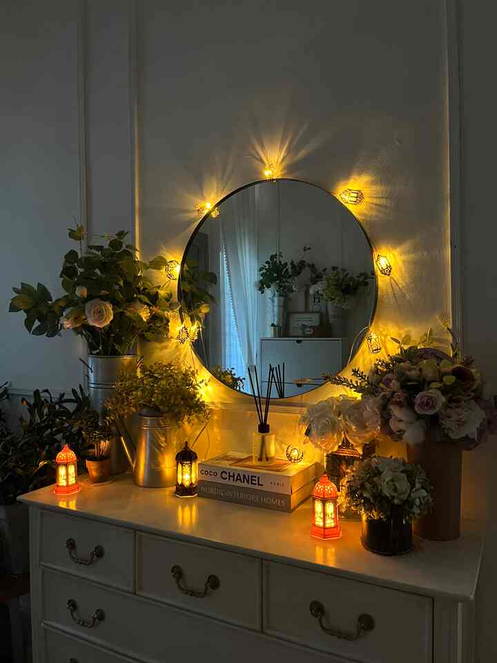 Lighting. Aku suka banget sama lampu baru ku di area foyer. Karena masih suasana ramadhan , lampu hias dan lentera bikin area ini jadi cantik. Cahaya warm dipilih agar kesan hangat lebih terasa. Warm and cozy 🥰 

#foyer #HomeLighting
#InspirasiLampu
#LampuRumah #rumahyasmine #yasminehome #lighting #home 