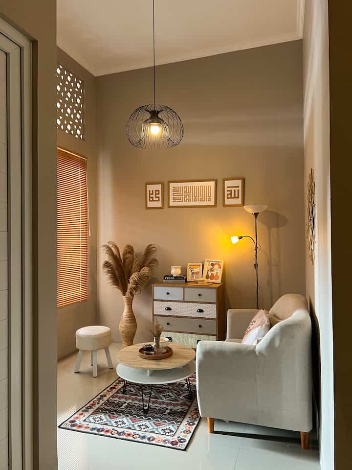 Furniture yang ada diruangan ini bertemakan kayu, seperti blind motif kayu, meja console kayu dengan laci bermotif, frame kaligrafi motif kayu di tambah pancahayaan lampu dengan warna seperti ini menambah kesan warm ✨ 

#HomeLighting
#InspirasiLampu
#LampuRumah