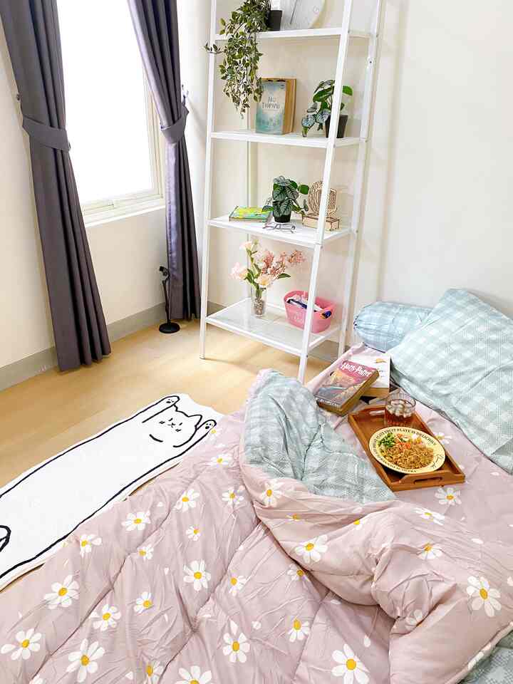 Walaupun masih lesehan, look kamar tidur ini tetap terlihat warm dengan bedcover warna pink dan elemen kayu dari lantai SPC.

#bedroomstyling #inspirasikamartidur #kamartidurpink #bedroomdecor #makeoverkamartidur #kamartidursempit #inspokamartidur

