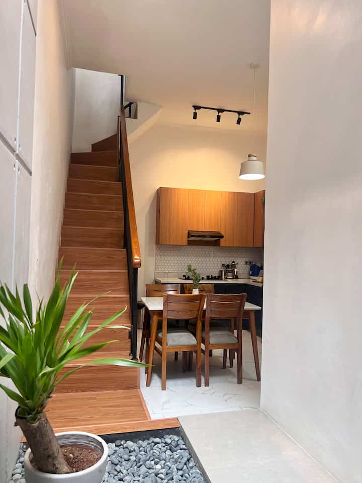 Ruang makan dan dapur ini kami berikan banyak lighting dimulai dari lampu yang di plafon, lampu gantung meja makan, lampu rel sorot yang menghadap ke kabinet dapur, dan lampu led strip di kabinet bawah tangga dan kabinet dapur. 

Dalam satu ruangan perpaduan lighting antara warm white dan cool white menjadikan ruangan ini bisa berubah suasananya. 

 
#HomeLighting
#InspirasiLampu
#LampuRumah
#Lampudinding 
#lampugantung
#dekorasiruangan
#japandistyle
#dapur
#ruangmakan
#kitchen
#dinningroom