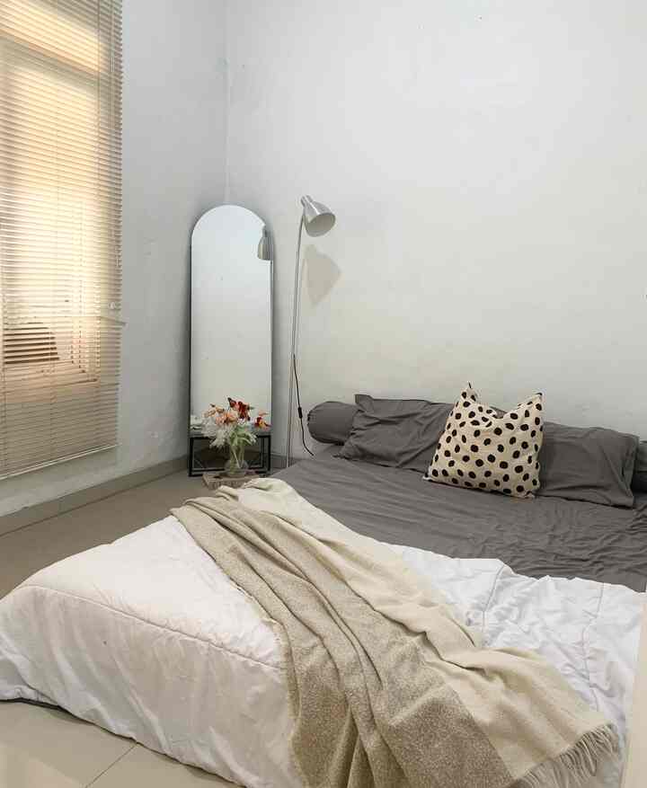 Suasana yang ingin diciptakan di kamar ini adalah simpel dan nyaman.
Karena ruangan ini terbatas, jadi tidak terlalu banyak barang di dalamnya.
Kasur ini sementara tidak pakai dipan supaya lebih baby friendly😁🫶🏻


 #BedroomStyling #BedroomDecor #MakeOverKamarTidur #Minimalist #TinyBedroom #HomeDecor
