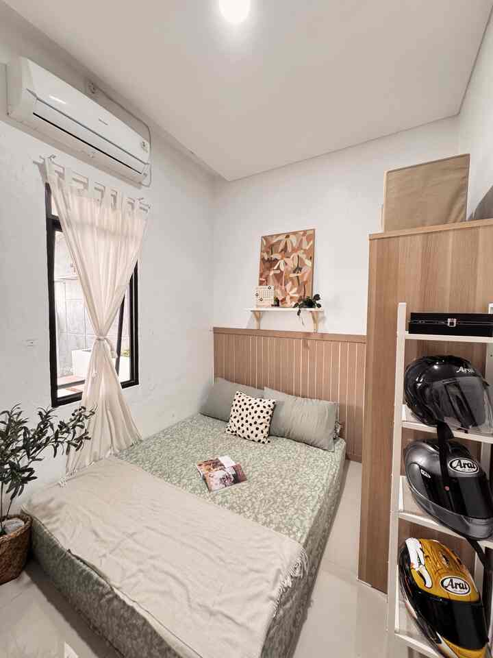 Kamar minimalis dirumah segaris✨

Hai tetangga ... 
kali ini aku ingin memperkenalkan kamar minimalis ala japandi home dirumah kami yg segaris . kamar yg hanya berukuran 2,5x3m ini sengaja kita design tanpa divan agar memaksimalkan ruang gerak dan mempermudah utk deep cleaning area lantai kamar .

untuk mengoptimalkan ruang penyimpanan aku sengaja pilih lemari yg berukuran agak besar . lemari ini cocok banget sama tema rumah ku , selain warnanya natural dan estetik harganya pun affordable✨, buat yg mau samaan lemari ini tersedia di ecommerce💕 yah.

#Bedroomstyling
#BedroomDecor
#MakeOverKamarTidur
#japandihome
#rumahsegaris
