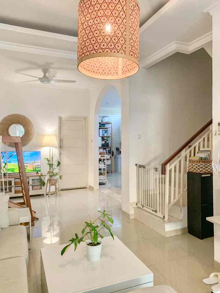 warm lighting vs cool lighting

warm lighting seperti sore ini menciptakan mood yang relax, menenangkan terutama setelah seharian bekerja. Di living room ini juga terdapat cool lighting dinyalakan terutama saat anak-anak bermain untuk menciptakan suasana energetic. Lighting adalah hal yang penting dalam mendekorasi rumah sudah termasuk dalam budget utama saat mengisi rumah ini. Lampu bambu di living room saya bawa dari desa Brajan Yogyakarta yang sudah terkenal dengan kerajinan bambu kelas dunia. Walaupun sudah bertahun-tahun tidak pernah berjamur maupun lapuk. Semoga menginspirasi ya..

#HomeLighting
#InspirasiLampu
#LampuRumah
#rumahcluster
#livewithkids
#scandinavian 
#rustic 