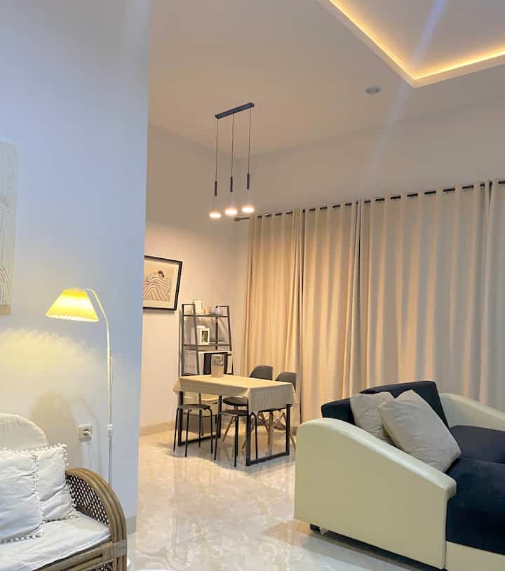 Ini adalah potrait ruangan ku dengan cahaya lampu tambahan, lampu tambahan dirumahku didominasi dengan warna warm white agar suasana rumah terasa lebih warm dan menenangkan. Semoga bisa menginspirasi 🤍

#HomeLighting
 #InspirasiLampu
 #LampuRumah
#standinglamp #warmwhite #lampugantung #inspirasilampuhias #rumahminimalis