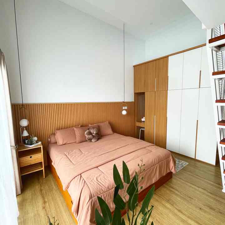 Beberapa cara membuat bedroom menjadi nyaman ala aku selain dibersihkan tiap hari yaa
✅pakai kasur dgn bahan yg nyaman, kebetulan aku pakai kasur latex
✅pakai bedsheet yg halus biar enakan buat tidur
✅bantal guling is a must
✅gunakan bedside table utk naruh perintilan kecil
✅ lampu tidur yg temaram biar makin nyenyak nih tidurny.
Utk semua item dekorasi yg ada dikamar ini, rata2 beli online. Hanya kasur yg langsung datang secara offline krn belinya pas pameran hehe #BedroomStyling #BedroomDecor #MakeOverKamarTidur #BedroomWithMezzanine #MainBedroom #KamarUtama