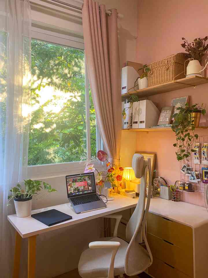 Suasana pencahayaan di kamarku ketika menjelang berbuka puasa & setelah sahur✨

Disini aku memainkan penerangan dari dalam ruangan dan pencahayaan dari luar. Ketika ingin beristirahat, aku menggunakan lampu tidur dengan warna warm dan lampu gantung dekat area kasur yg berwarna warm juga. Sedangkan untuk lampu luar aku menggunakan lampu spotlight putih 20 watt. Sinar lampu outdoor yang menerangu pohon depan jendela kamarku memberikan aksen tersendiri sehingga terlihat seperti lukisan.

#HomeLighting #InspirasiLampu #LampuRumah #kamartidur #Bekasi #artdecocontemporary #livewithparents