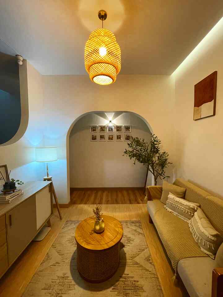 Ruang yg paling banyak jenis lighting ya itu ruang tamu ini. Ada 4 jenis lighting yg dipakai mulai dari lampu gantung, lampu lantai, lampu dinding dan lampu led strip disatu bagian plafon.
Utk lampu gantung dipilih model rotan, biar kerasa unik aja ala2 villa bali, dgn memilih lampu berwarna kuning. Pedaran cahayanya sangat indah saat malam hari
Utk lampu lantai dan led strip dipilih warm white biar lebih hangat aja gitu sedangkan lampu dinding led 4 arah juga tak kalah unik krn memancarkan 4 cahaya dinding.
Suka bgt 4 jenis lighting diruang mungil ini jd full cahaya ya :)
#HomeLighting #InspirasiLampu #LampuRumah #LivingRoomLighting #LampuGantung #LampuLantai #LivingroomDecor