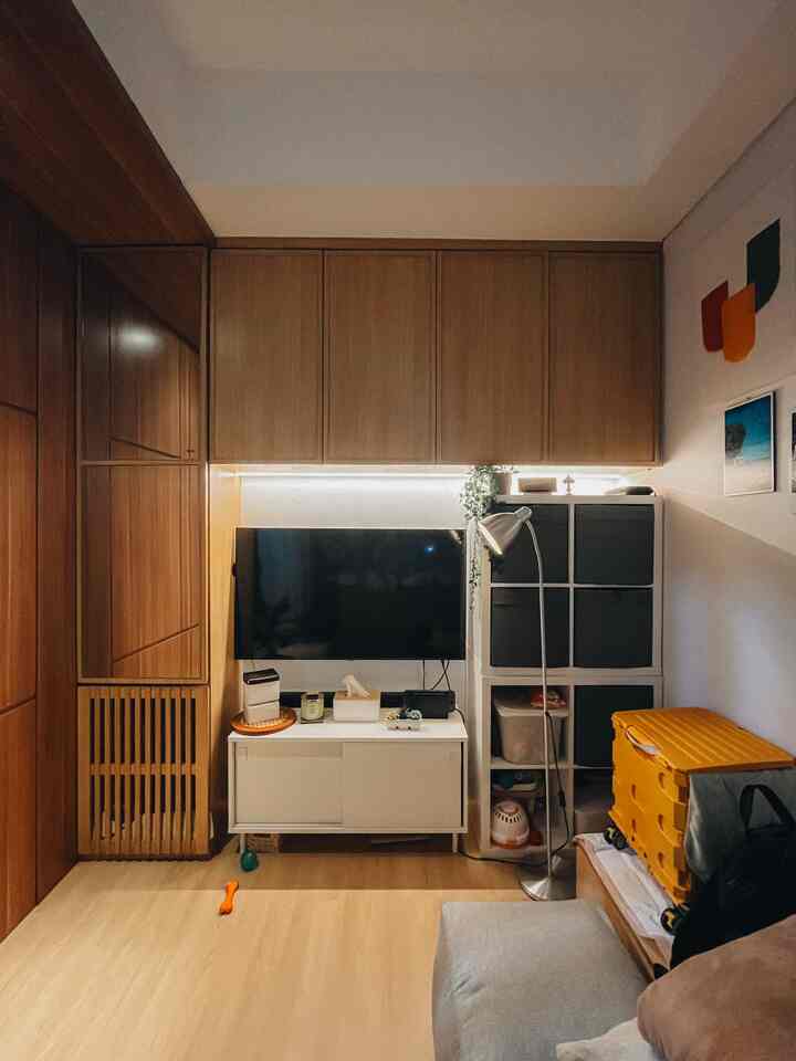 Karena apartemen ini bertema Japandi, jadi aku banyak menggunakan lampu yang berwarna kuning untuk menambahkan kesan warm. Penggunaan lampu2 warm ini mostly di ruang nonton atau living room karena aku paling sering menghabiskan waktu di tempat ini. Dengan menambahkan LED strip light di atas tv, table lamp dan satu floor lamp bener2 bikin nonton tv makin betah. Ditambah ada lampu spotlight juga di dekat partisi. Jadi kalo lampu utama sedang di matikan, ambience nonton tv nya jadi makin cozy dan betah deh nonton berjam2. 🤣

#HomeLighting
#InspirasiLampu
#LampuRumah
#Japandiapartment
#LivingRoom
