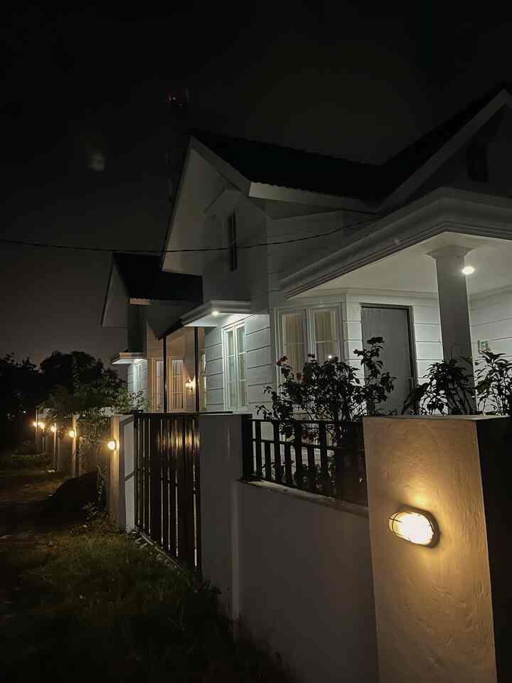 Lighting Fasad Rumah💡

Lampu yg kami gunakan untuk fasad menggunakan lampu downlight putih cool tone dan beberapa lampu warm tone di area pagar.🪔

Untuk penerangan utama lampu putih cool tone di area teras ini wajib nyala kalau malam, di mix dengan lampu pagar warm dengan watt kecil. Selain menghemat listrik, lampu warm ini bikin nuansa rumah menjadi lebih hangat.🕯️

Lampu vintage kami tambahkan untuk estetika dan mendukung konsep american facade dirumah ini 🪔🏮

#HomeLighting #InspirasiLampu #LampuRumah #LightingFacade #LampuRumah