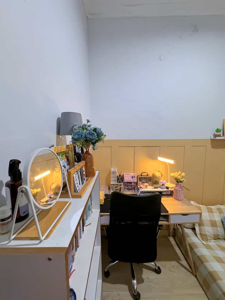Kamar tidur yg menyatu dengan tempat Belajar . Dengan memilih warna warm pada lampu meja belajar agar memberikan rasa lebih nyaman saat belajar dan  tidak terlalu silau.

 #homelighting #inspirasilampu #lampurumah #kamaranakperempuan #dekorkamar #ruang 