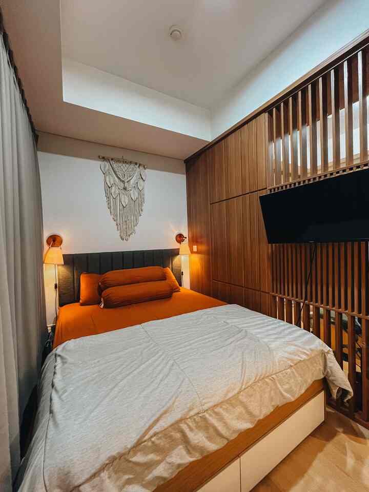 The bedroom at night. Nothing could beat the comfort of a new fresh bedsheet. 
Dari dulu suka banget banget sama warna2 boho seperti terracotta dan mustard. Jadi kali ini aku pakai sprei warna terracotta. Ambiencenya jadi makin bikin nyaman dengan tambahan lampu tidur yang berwarna kuning. 
#BedroomStyling
#BedroomDecor
#MakeOverKamarTidur
#BohoSheet
#ComfortBed