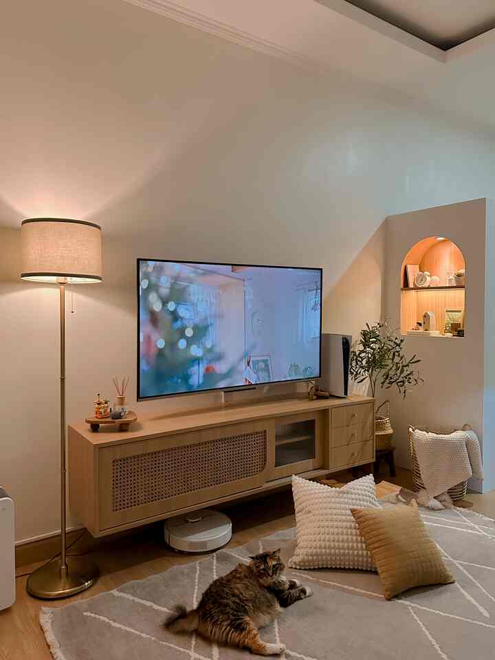 Untuk lighting di rumah, aku pilih warm & cool. Jadi bisa dipakai dalam segala suasana. Kalau butuh suasana terang, aku nyalakan cool lamp di rumah. Tapi kalau butuh suasana cozy seperti sekarang, aku nyalakan warm lamp 💖

Aku tempatkan di sekitaran living room supaya saat berkumpul dengan keluarga, lebih terasa mood kebersamaannya 😍✨

#homelighting #inspirasilampu #lampurumah #lighting #ambience #livingroom #livingroomideas #homedecor #homedecoration