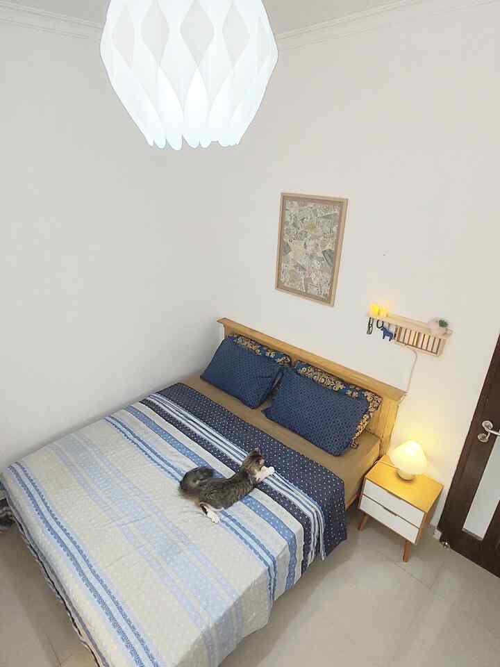 Mengubah kamar tidur kecil menjadi surga ruang kerja yang nyaman dengan pencahayaan yang cukup. Produktivitas berkembang pesat di tempat perlindungan yang cerah ini. 💡✨ #SmallSpaceBigIdeas #BedroomStyling #BedroomDecor #MakeOverKamarTidur