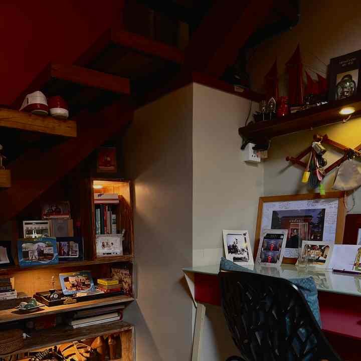 Ayahku adalah seorang yang suka seni dalam menata rumah dengan style simple dan berani  dalam memainkan lighting untuk memberikan karakter. Aku setuju dengan pendekatan ini. 

Maka seluruh sudut rumah kami tidak luput dari sentuhan pencahayaan yang memberikan karakter seperti pojok nostalgia di bawah tangga berisi buku, pernak-pernik hasil travelling dan foto kenangan. Ruangan tersebut menjadi tempat yang penuh dengan cerita dan memancarkan aura hangat dan nyaman bagi siapa pun yang mengunjunginya 💡🏡


#Homelighting
#InspirasiLampu
#LampuRumah
#simplestyle
#RuangKenangan 